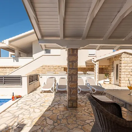 Apartmant Shine Luxury Privat Pool & Jacuzzi 马斯莱尼察