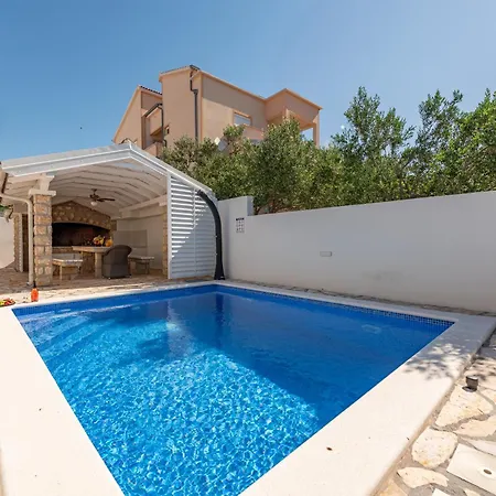 Apartmant Shine Luxury Privat Pool & Jacuzzi