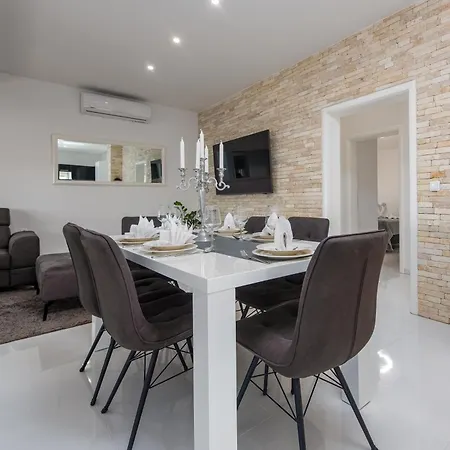 Apartmant Shine Luxury Privat Pool & Jacuzzi *