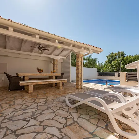 Apartmant Shine Luxury Privat Pool & Jacuzzi Maslenica